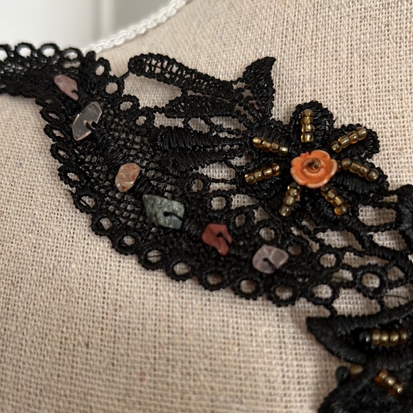 Beautiful Lace Embellished Appliqué - Picture 5 of 6